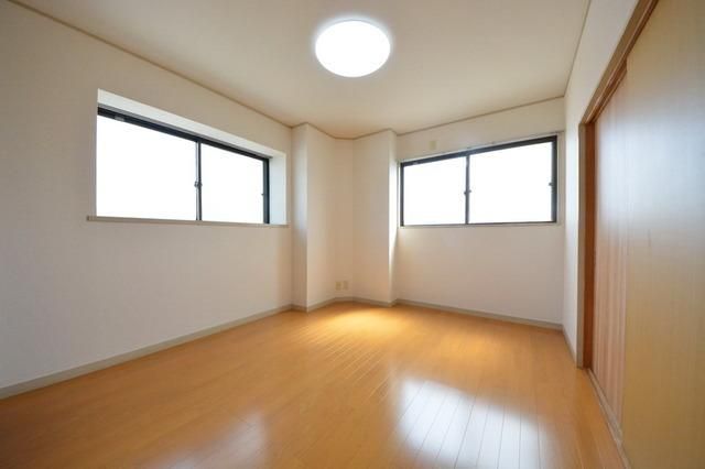 居室・リビング　☆二面採光の明るい洋室☆