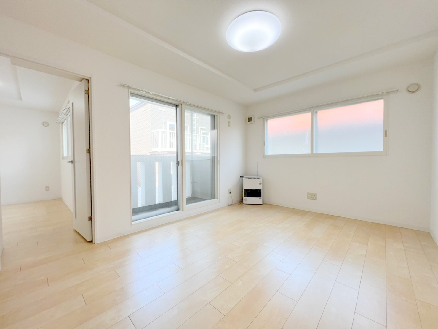 居室・リビング　明るい居間で気持ちまで明るくなりますね！