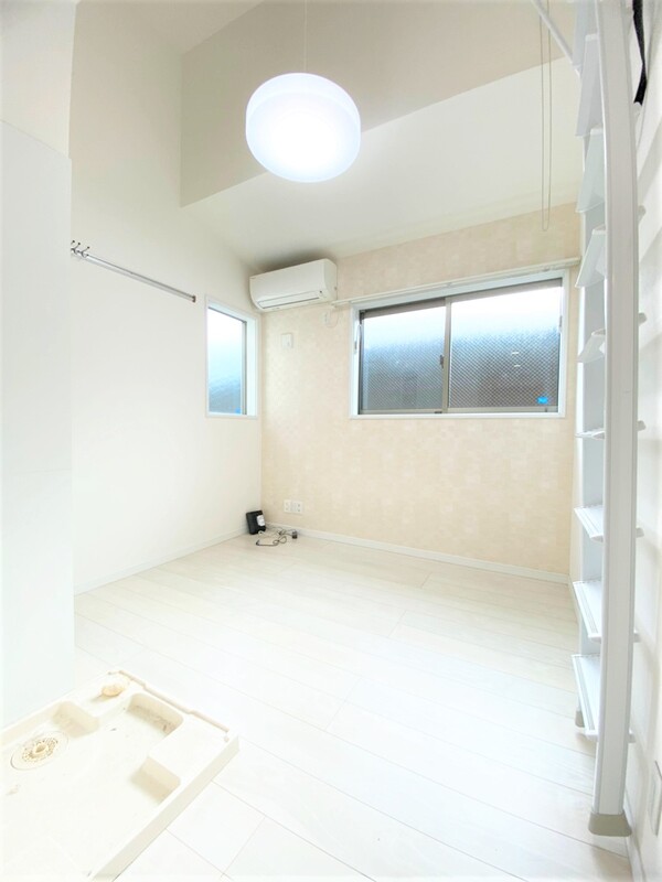 居室・リビング　明るい色合いの床材を使用した居室空間です