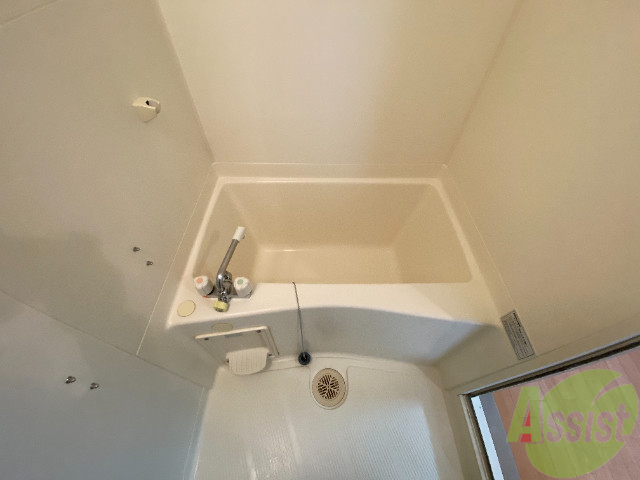 バス・シャワールーム　バスルームは狭すぎず、シャワーも浴びやすそうです。