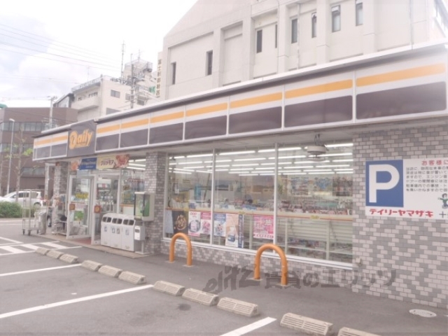 コンビニ　デイリーヤマザキ十条油小路店（コンビニ）まで500m