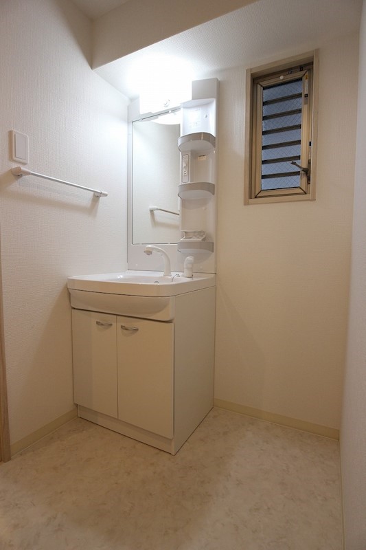 洗面設備　白を基調とした洗面所。