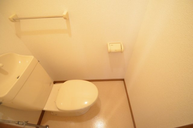 トイレ　程よい広さのトイレなので居心地が良くなって出れなくなるかも！