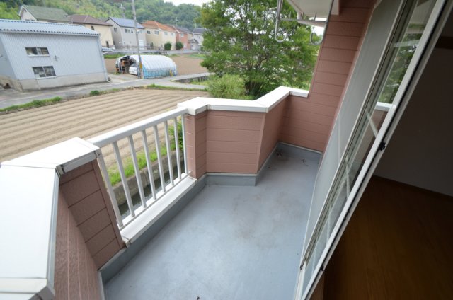 バルコニー　バルコニーの広さもそれなりにあるのでガーデニングを始めるのに