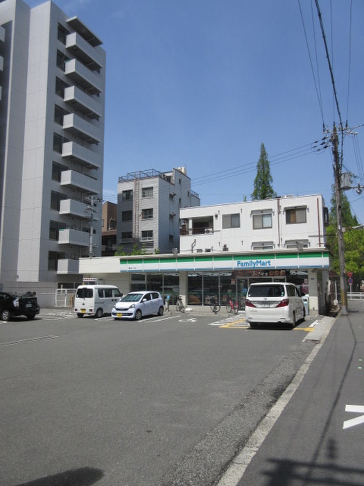 コンビニ　ファミリーマート（コンビニ）まで271m