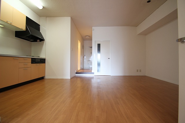 居室・リビング　同物件別室です。