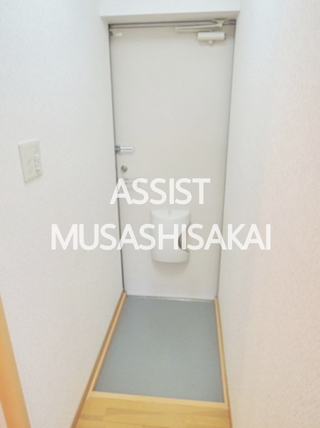 玄関　室内写真：設備同仕様の別号室です