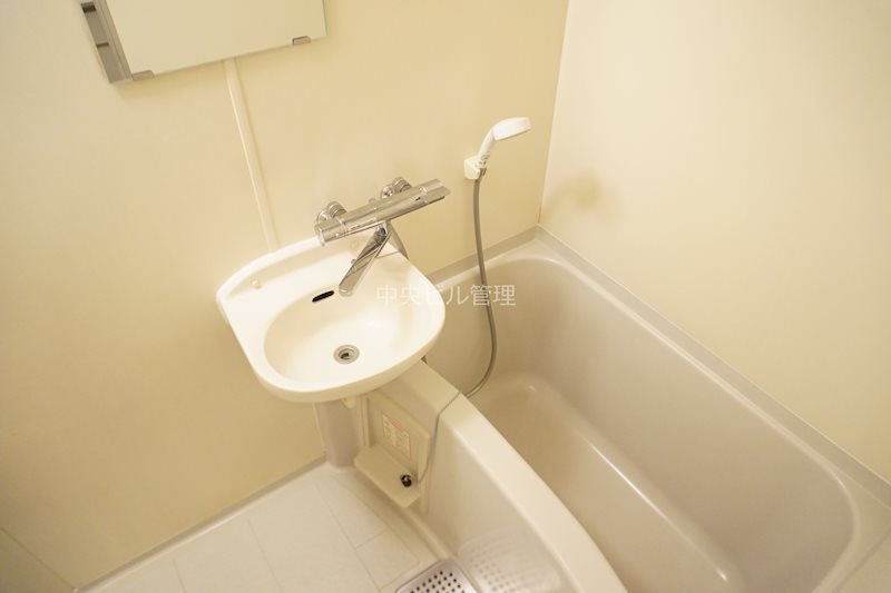 バス・シャワールーム　バストイレ別で快適な毎日