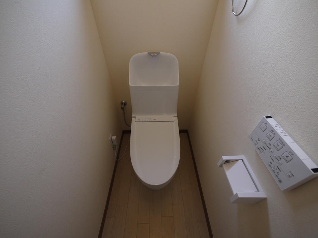 トイレ　快適な温水洗浄暖房便座です。トイレ内に窓と棚があります。