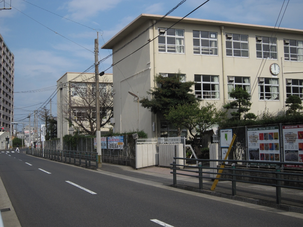 中学校　鹿児島市立南中学校（中学校）まで713m