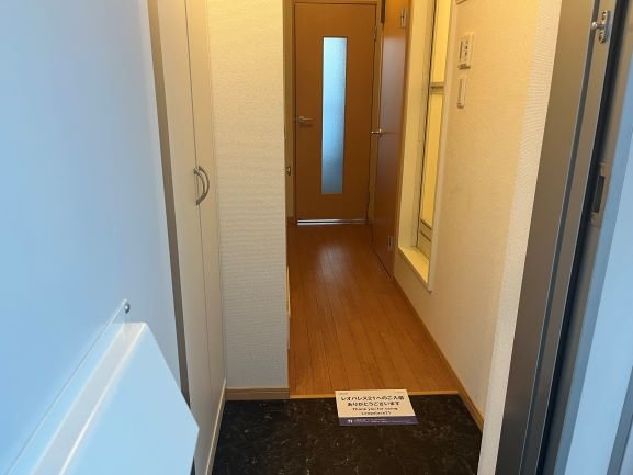 玄関　折りたたみ可能テーブル付き