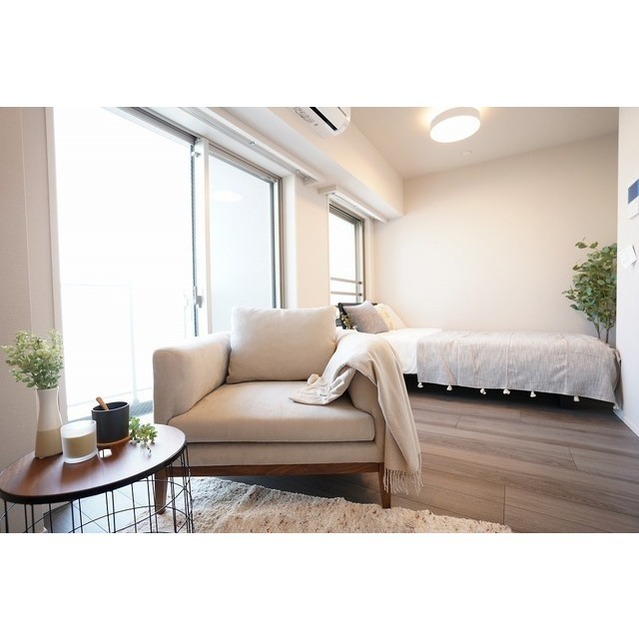 居室・リビング　家具／調度品に関しては配置例を示したもので実際の賃貸には含ま