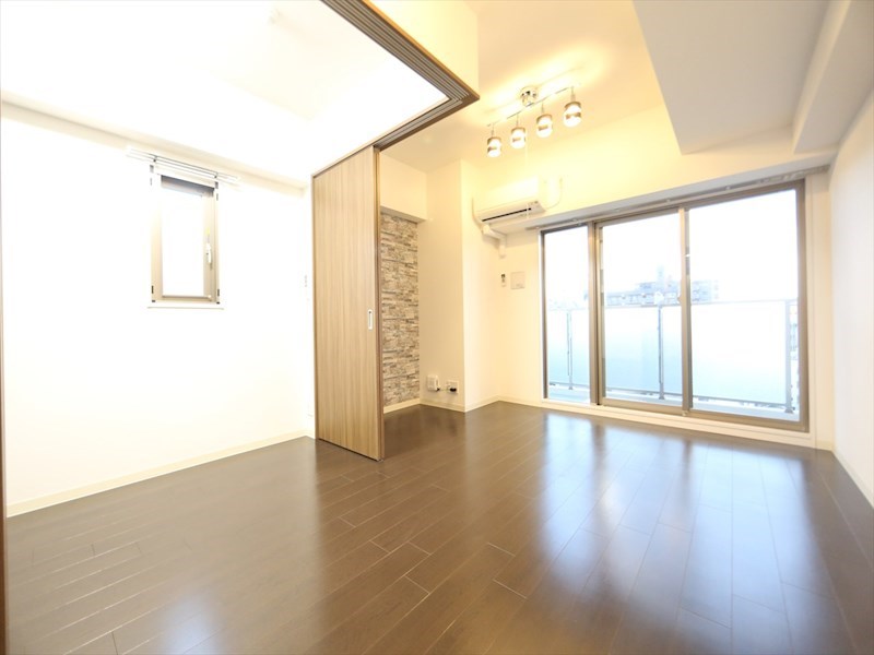 居室・リビング　ＬＤＫ10.2帖　洋室3.5帖　エアコン完備　南面バルコニー