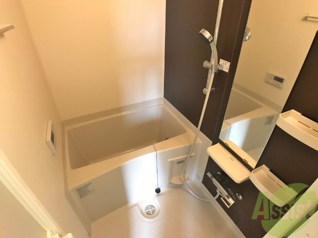 バス・シャワールーム　バスルームはこちらです。広々としてゆったり休めます。