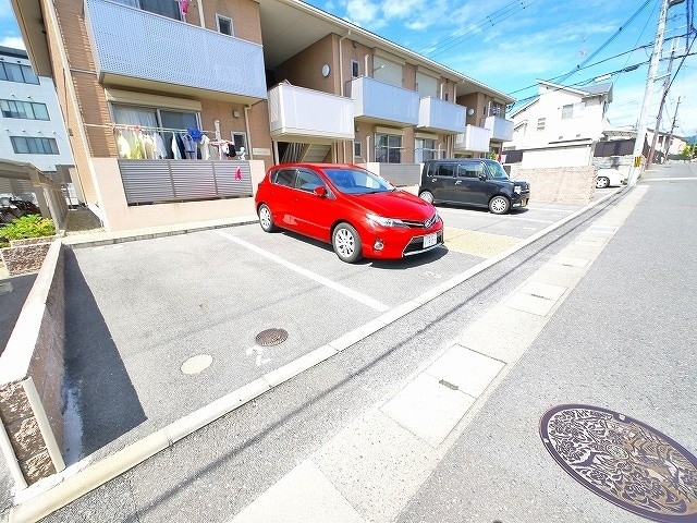 駐車場　駐車場があるので、車を買う予定の方も安心です