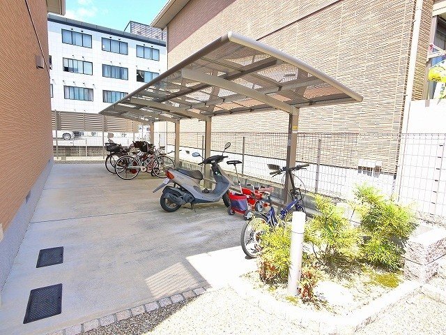 その他共有部分　ゆったりとした駐輪スペース。