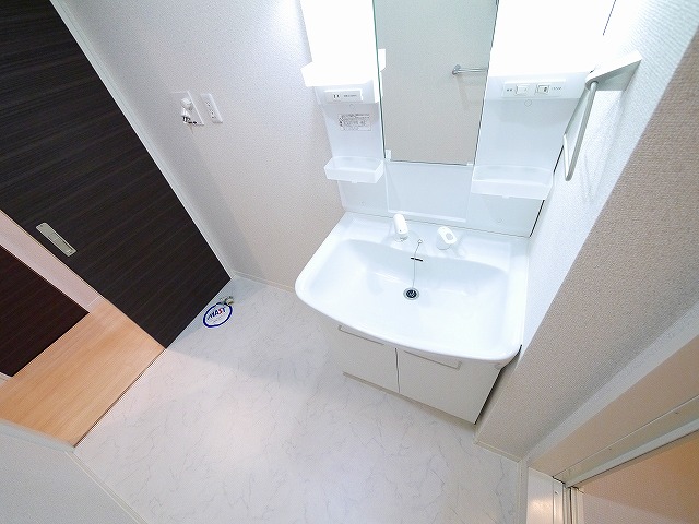 洗面設備　ゆったりとスペースのある洗面所