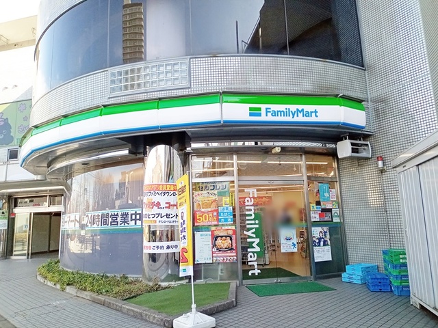 コンビニ　ファミリーマート浮間舟渡駅前店（コンビニ）まで297m