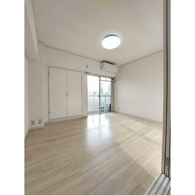 居室・リビング　こちらのリビングで趣味の時間をお楽しみください