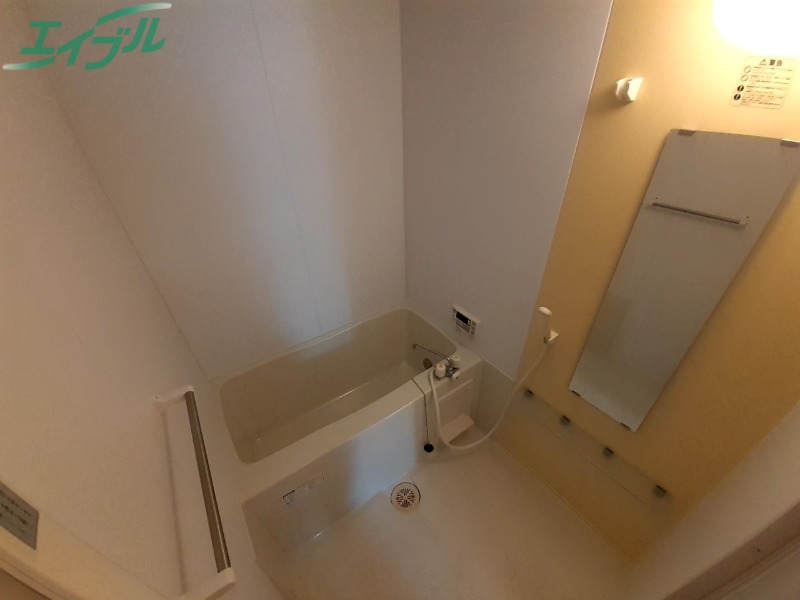 バス・シャワールーム　同建物別反転部屋写真です