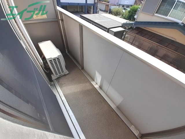 バルコニー　同建物別反転部屋写真です