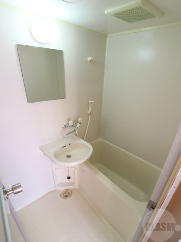 バス・シャワールーム　清潔感のあるバスルームです