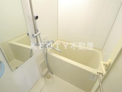 バス・シャワールーム　コンパクトで使いやすいお風呂です