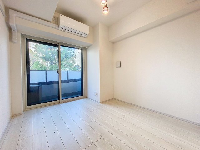 居室・リビング　優しい色合いの床材を使用した居住空間です。