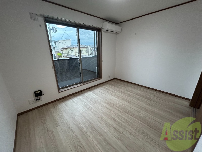 居室・リビング　８．５帖のＬＤＫです。ベランダ窓からの日差しが良く入ります。