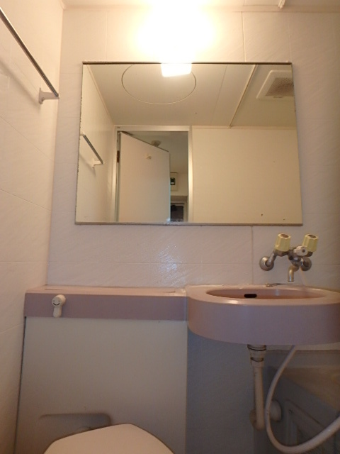 洗面設備　鏡大きいですよ