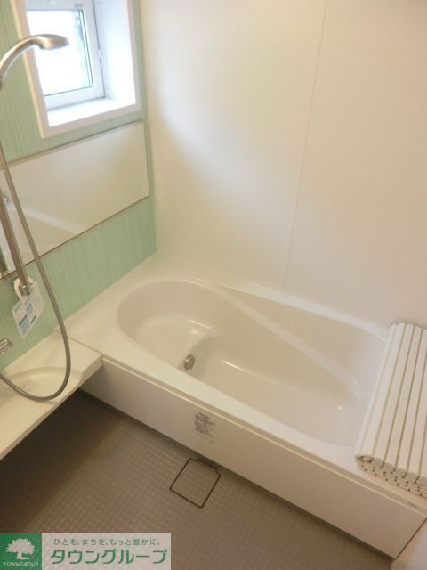 バス・シャワールーム　１坪バスで足を伸ばして入浴できます。