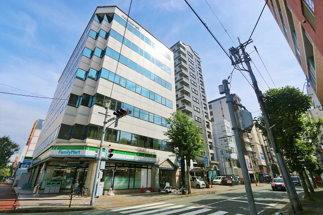 建物外観　コンビニが近く便利ですね