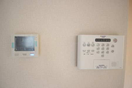 セキュリティ　TVドアホンで顔を確認