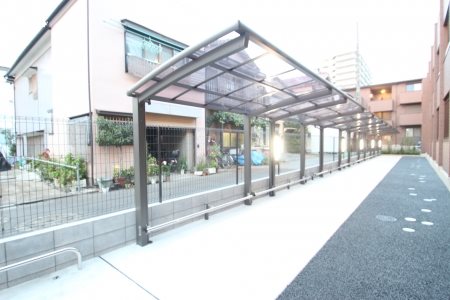 駐車場　屋根付き駐輪場です