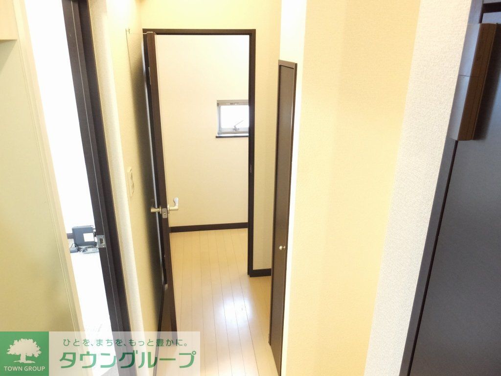 玄関　２階は階段を上がると広めな収納部屋が御座います。