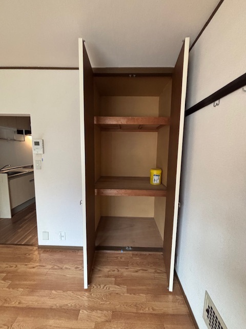 収納　同物件別号室の写真です。