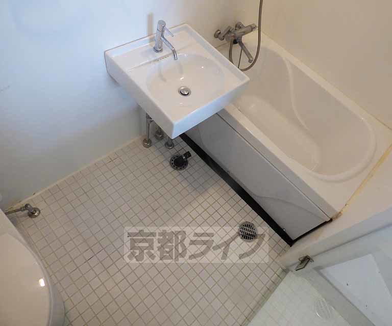 バス・シャワールーム　広々とした浴室です。