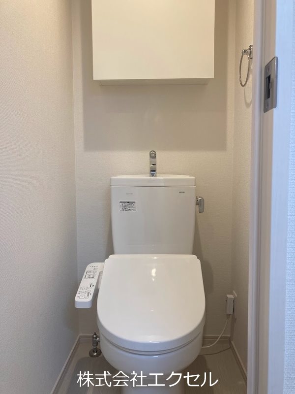 トイレ　温水洗浄便座付きのトイレです。
