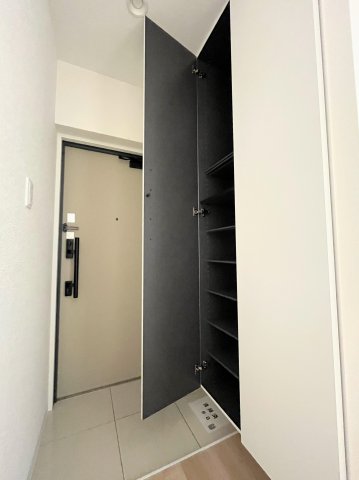 玄関　大容量のシューズクローゼットは姿見付き。