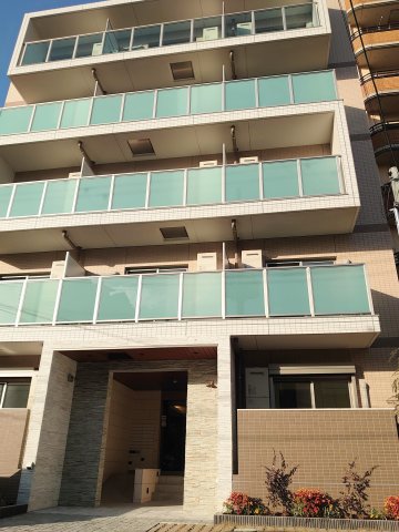建物外観　ガラス手摺のベランダですっきりした印象の外観に。