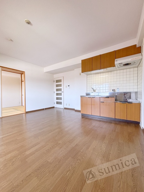 居室・リビング　内装は白を基調として建具とキッチンがグッと映えてます＾＾