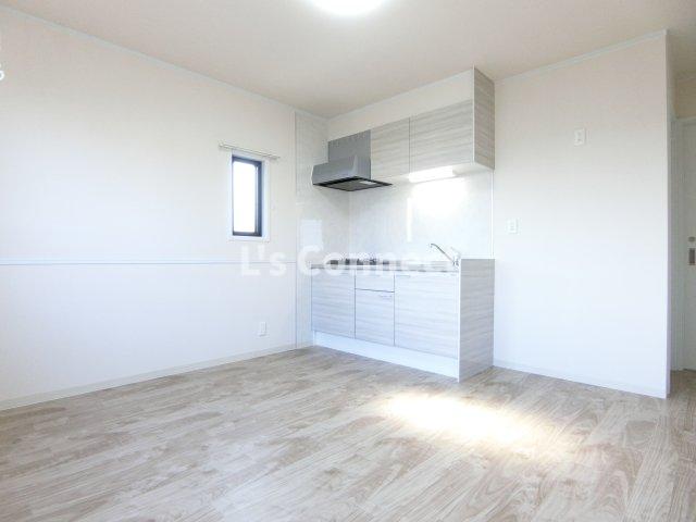 居室・リビング　角部屋で２面に窓があります。