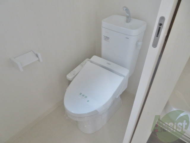 トイレ　トイレは温水洗浄付き。清潔に使えそうです。