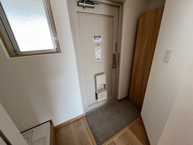 玄関　※写真は他号室です