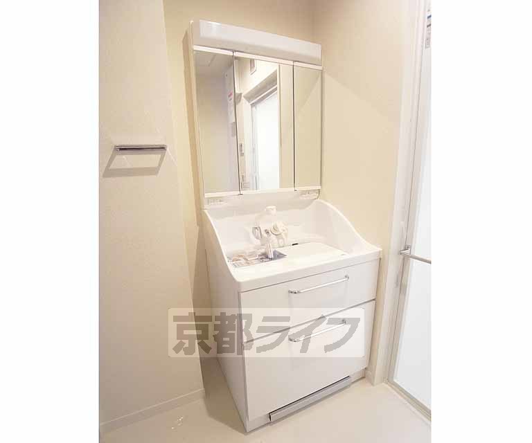 洗面設備　三面鏡です。