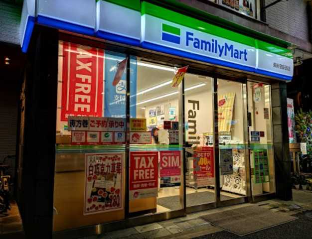 コンビニ　ファミリーマート　東新宿駅西店（コンビニ）まで43m