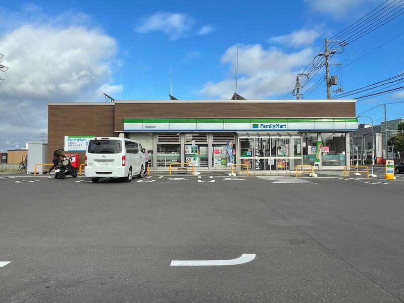コンビニ　ファミリーマート札幌稲穂2条店（コンビニ）まで147m