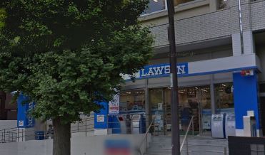 コンビニ　ローソン 駒沢オリンピック公園前店（コンビニ）まで95m