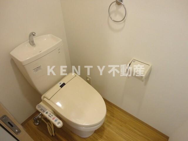 トイレ　落ち着いた色調のトイレです