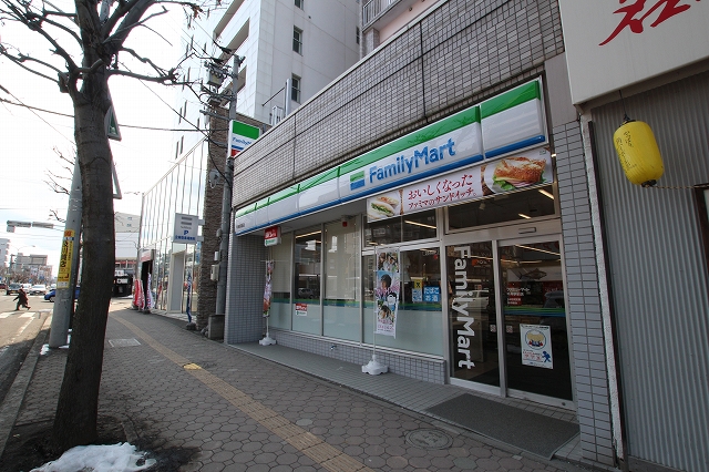 コンビニ　ファミリーマート平岸駅前店（コンビニ）まで160m